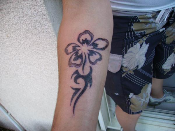 tatouage fleur hawai
