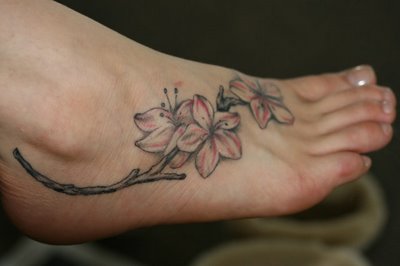 tatouage fleur hibiscus cheville