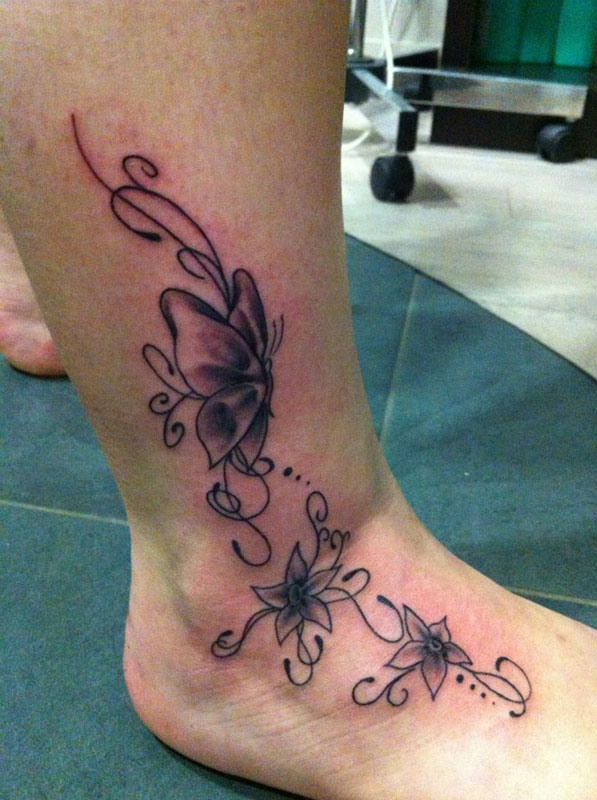 tatouage fleur hibiscus cheville