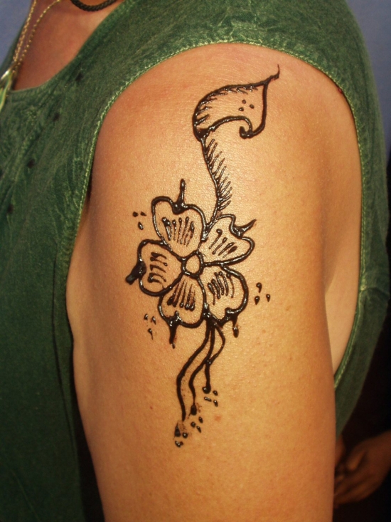 tatouage fleur iles