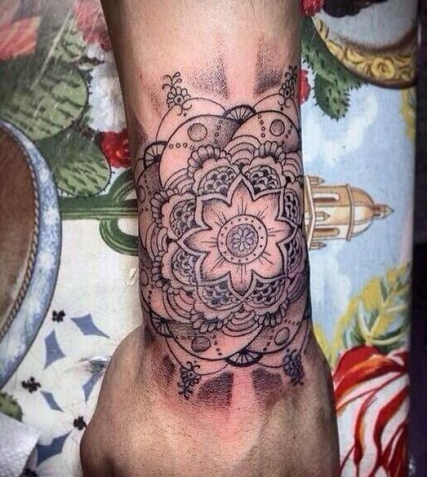 Tatouage fleur indienne