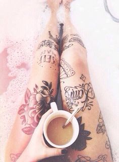 tatouage fleur jambe