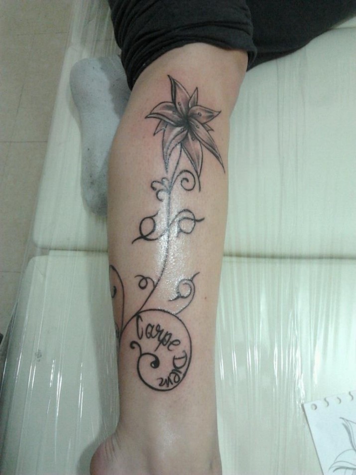 tatouage fleur jambe