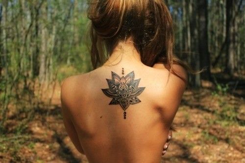 tatouage fleur lotus tribal