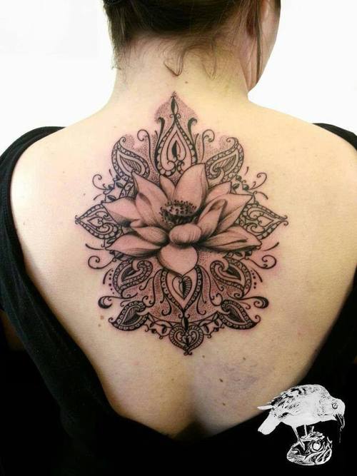 tatouage fleur lotus tribal