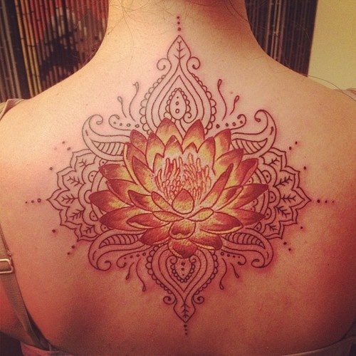 tatouage fleur lotus tribal