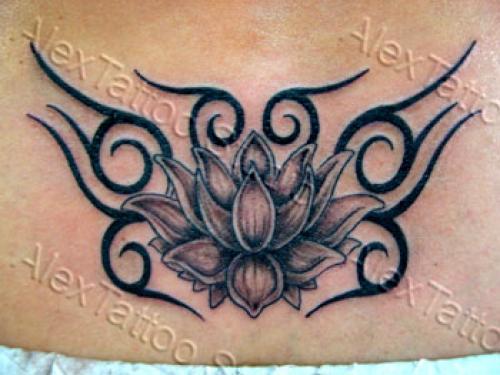 tatouage fleur lotus tribal