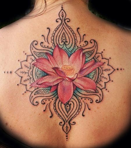 tatouage fleur lotus tribal