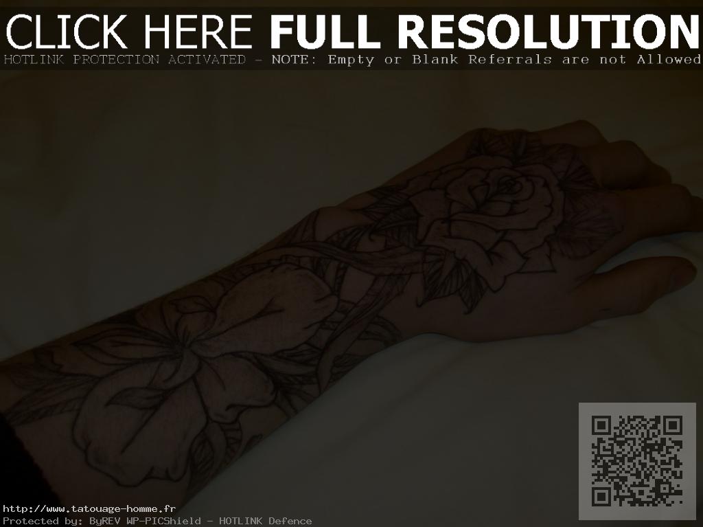 tatouage fleur main