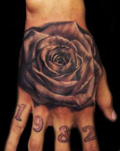 tatouage fleur main