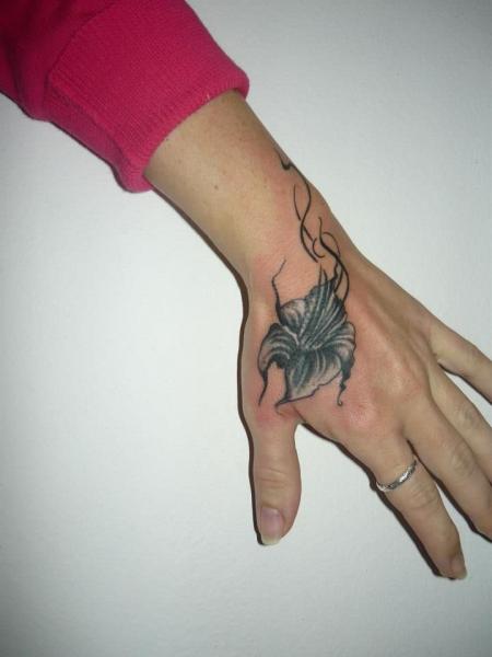 tatouage fleur main