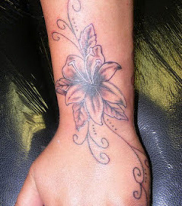 tatouage fleur main