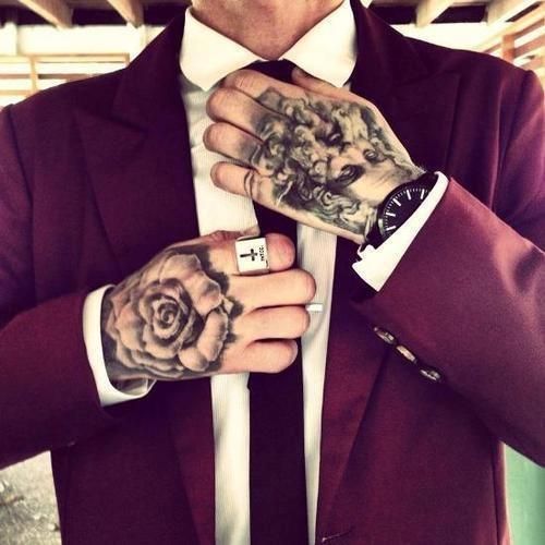 tatouage fleur main