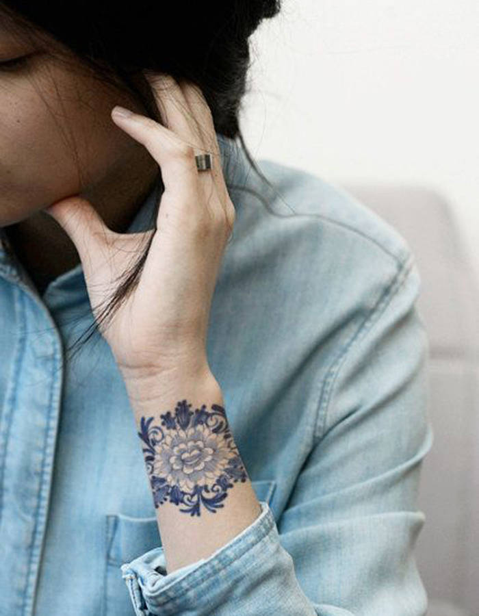 tatouage fleur manchette
