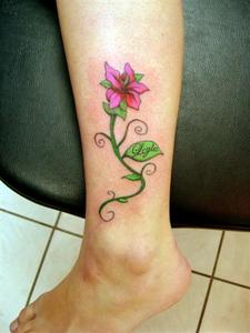 tatouage fleur mollet