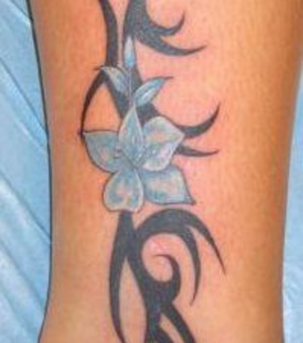 tatouage fleur mollet