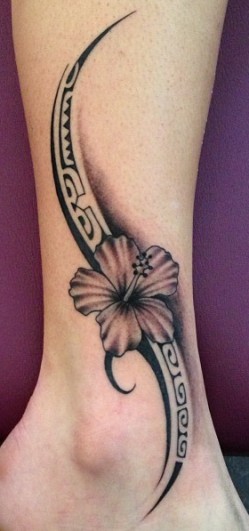 tatouage fleur mollet