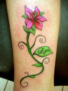 tatouage fleur mollet