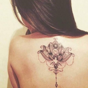 tatouage fleur nenuphare