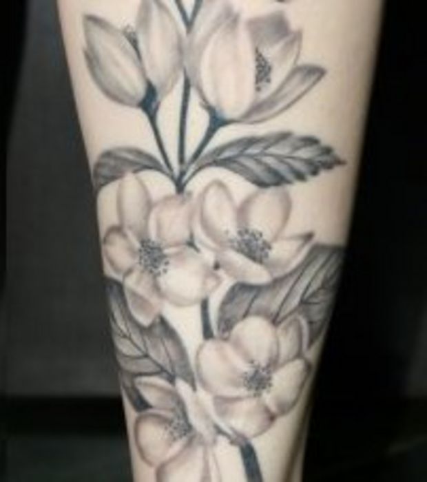 tatouage fleur noir et blanc