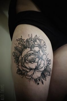 tatouage fleur noir et gris