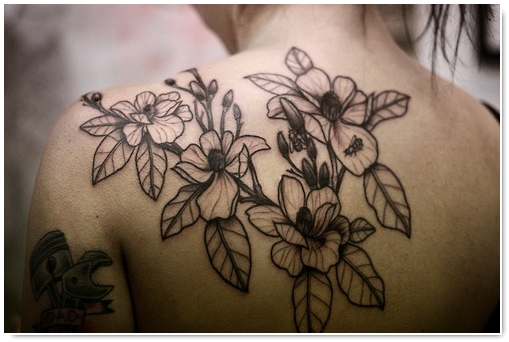 tatouage fleur noir et gris