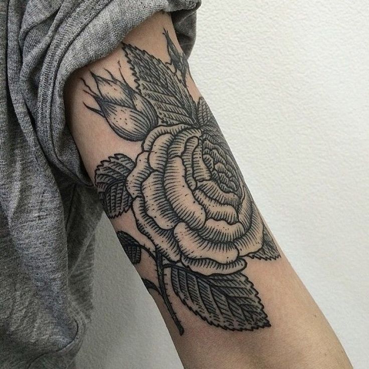 tatouage fleur noir et gris
