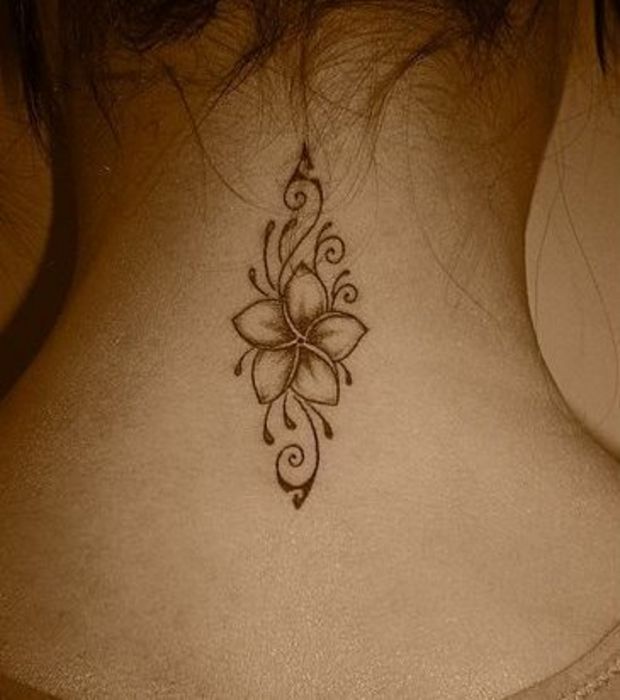 tatouage fleur nuque