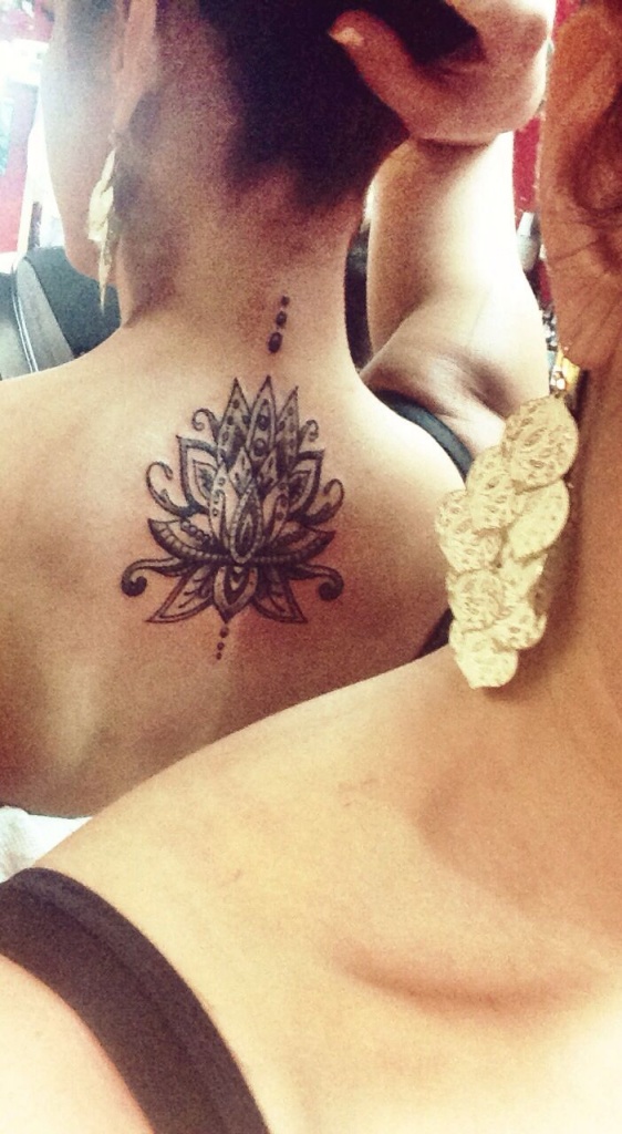 tatouage fleur nuque femme
