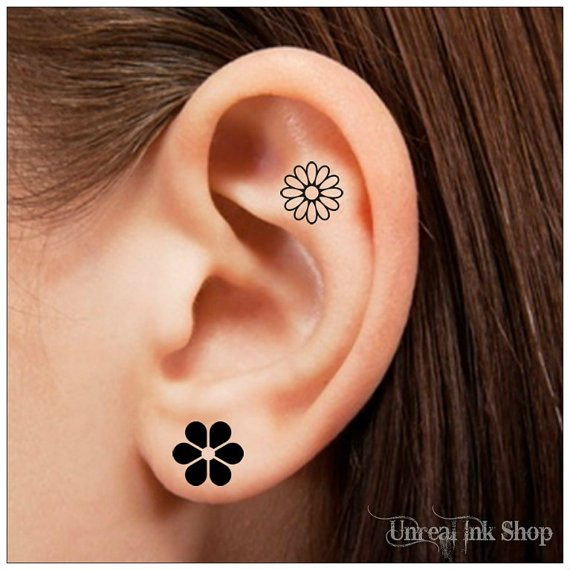 tatouage fleur oreille