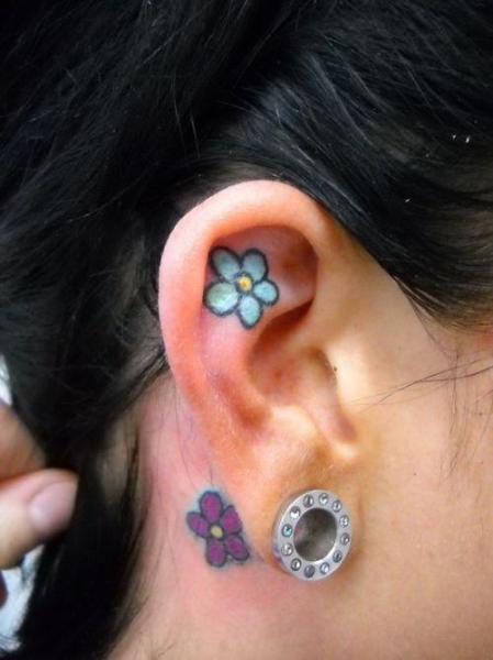 tatouage fleur oreille