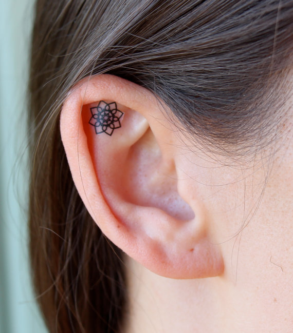tatouage fleur oreille