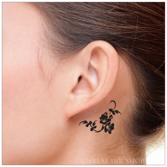 tatouage fleur oreille