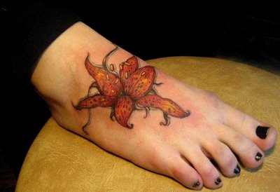 tatouage fleur pied