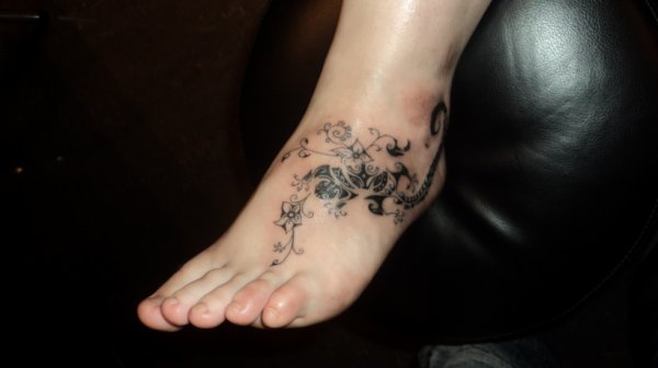 tatouage fleur pied