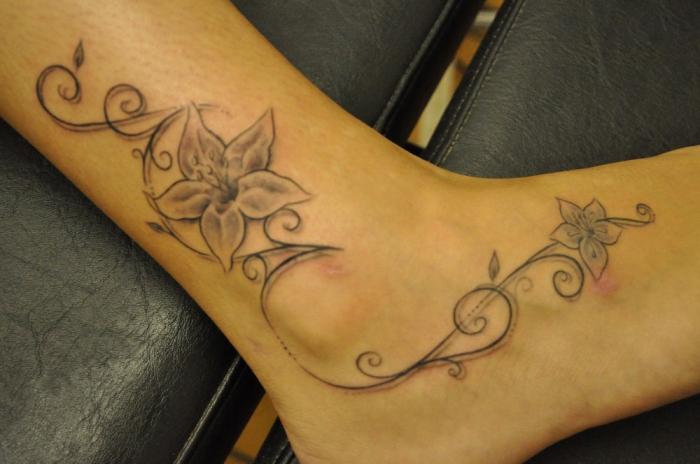 tatouage fleur pied cheville