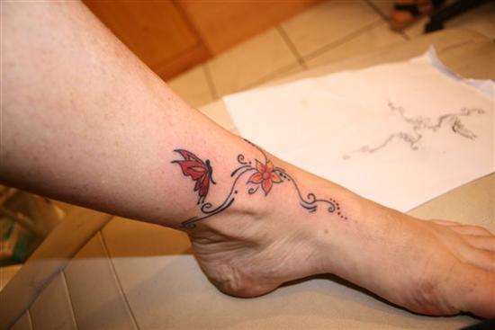 tatouage fleur pied cheville