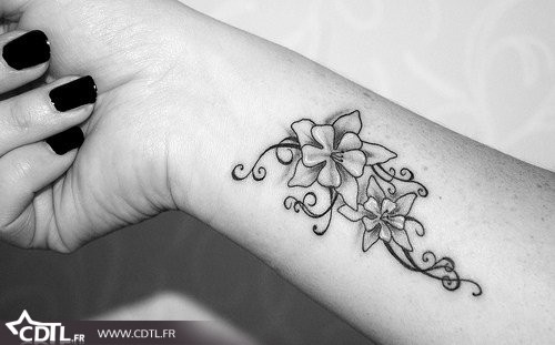 tatouage fleur poignet