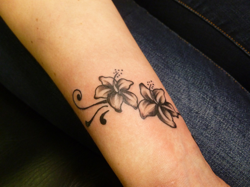 tatouage fleur poignet