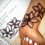 tatouage fleur poignet