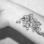 tatouage fleur poignet
