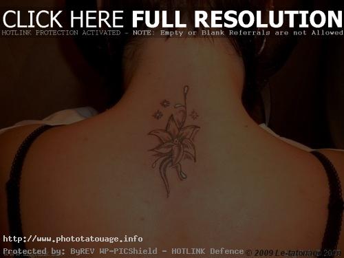 tatouage fleur polynésienne nuque