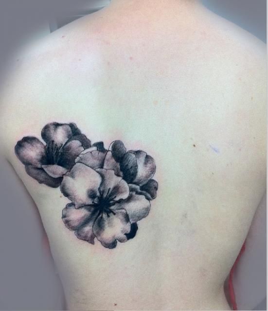 tatouage fleur realiste