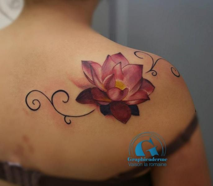 tatouage fleur relief