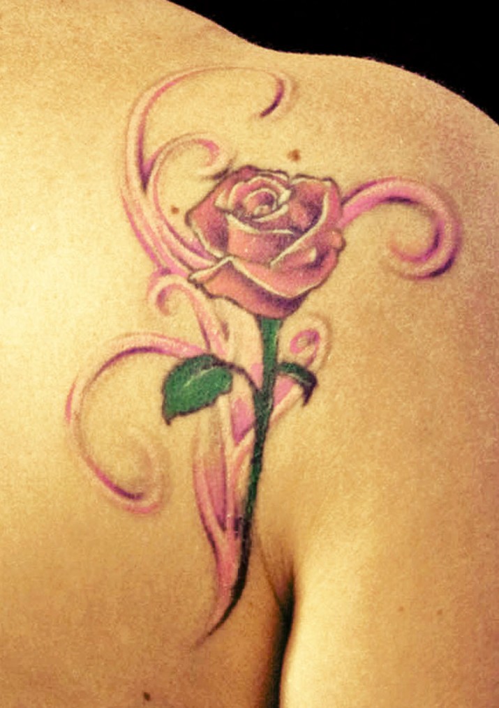 tatouage fleur rose