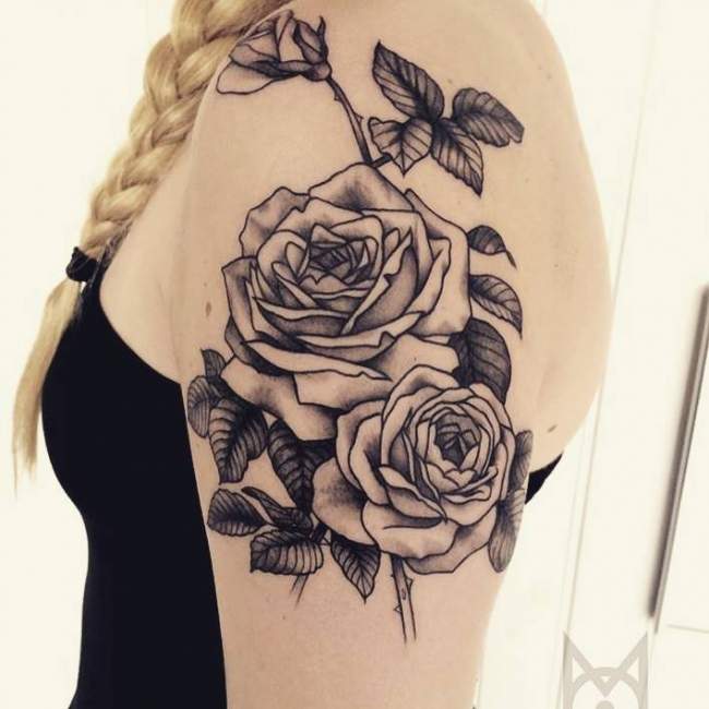 tatouage fleur rose noire