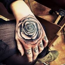 tatouage fleur rose noire