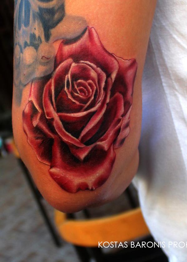 Tatouage fleur rose rouge
