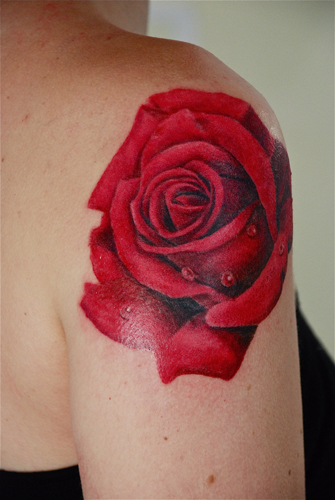 tatouage fleur rose rouge