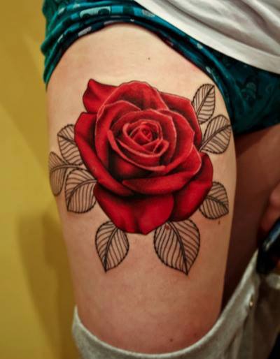tatouage fleur rose rouge